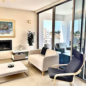 The Penthouse 401 לרנקה