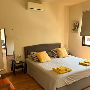 Extremely Comfy With Spacious Private Terrace 10min Walk To The & In Town Сasa de vacaciones
