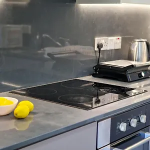Airbnsea Centre Side Sea View לרנקה